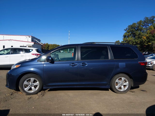 46381527 :رقم المزاد ، 5TDKZ3DC1JS901753 vin ، 2018 Toyota Sienna Le 8 Passenger مزاد بيع