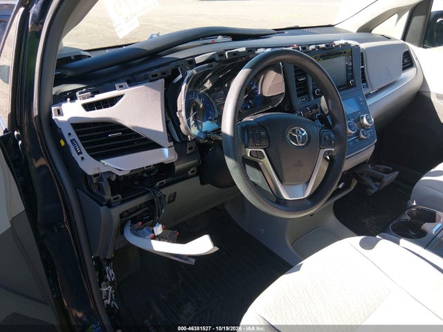 46381527 :رقم المزاد ، 5TDKZ3DC1JS901753 vin ، 2018 Toyota Sienna Le 8 Passenger مزاد بيع