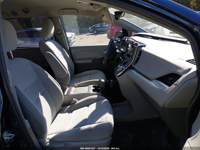 46381527 :رقم المزاد ، 5TDKZ3DC1JS901753 vin ، 2018 Toyota Sienna Le 8 Passenger مزاد بيع