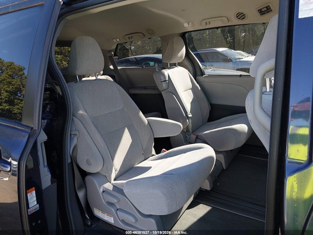 46381527 :رقم المزاد ، 5TDKZ3DC1JS901753 vin ، 2018 Toyota Sienna Le 8 Passenger مزاد بيع
