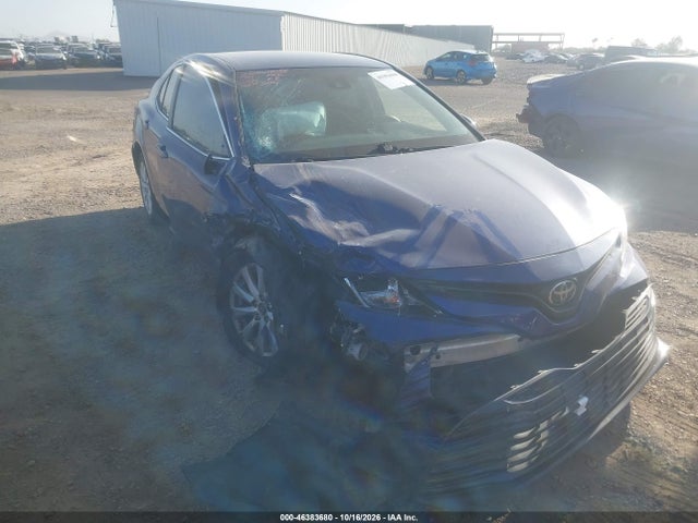 46383680 :رقم المزاد ، 4T1B11HK3JU590749 vin ، 2018 Toyota Camry Le مزاد بيع