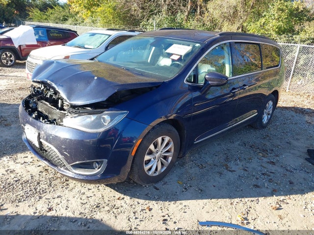 Продажа на аукционе авто 2017 Chrysler Pacifica Touring-l, vin: 2C4RC1BG8HR821329, номер лота: 46384216