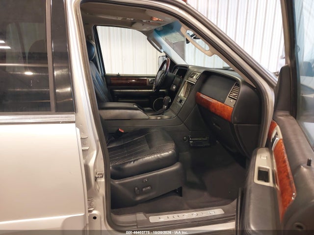 Продажа на аукционе авто 2003 Lincoln Navigator, vin: 5LMFU28R63LJ22306, номер лота: 46403775