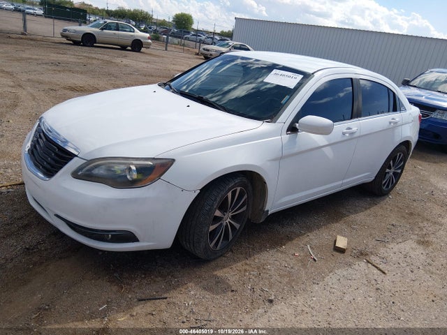 Chrysler 200 Limited 2014 1C3CCBCG6EN121610 Image 2