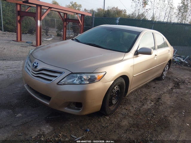 46407152 :رقم المزاد ، 4T4BF3EK2AR033807 vin ، 2010 Toyota Camry Le مزاد بيع