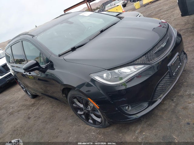 Chrysler Pacifica Touring Plus 2018 2C4RC1FG2JR260061 головне зображення