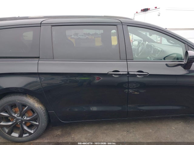 Chrysler Pacifica Touring Plus 2018 2C4RC1FG2JR260061 Image 13