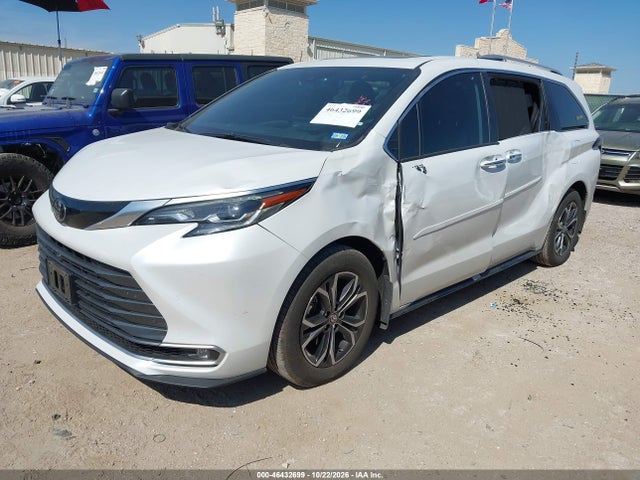 Toyota Sienna Platinum 2026 5TDESKFC7TS282099 Image 2