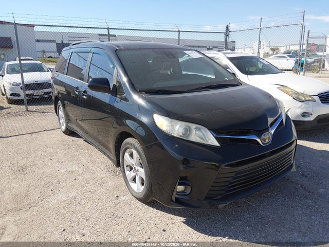 46436747 :رقم المزاد ، 5TDKZ3DC7JS959852 vin ، 2018 Toyota Sienna Le 8 Passenger مزاد بيع