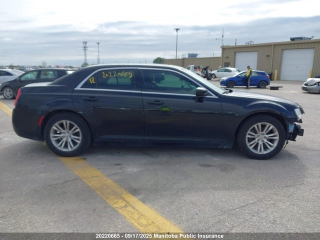 2C3CCAAG6HH585698 Chrysler 300