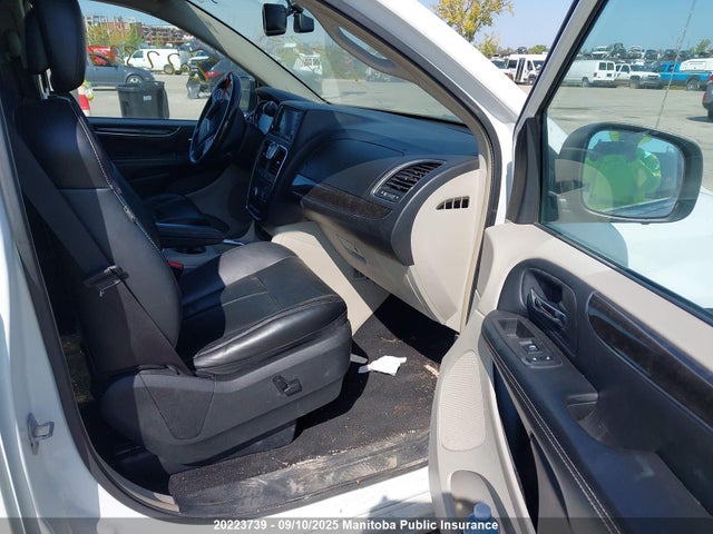 2C4RC1GG2ER387753 Chrysler Town and Country