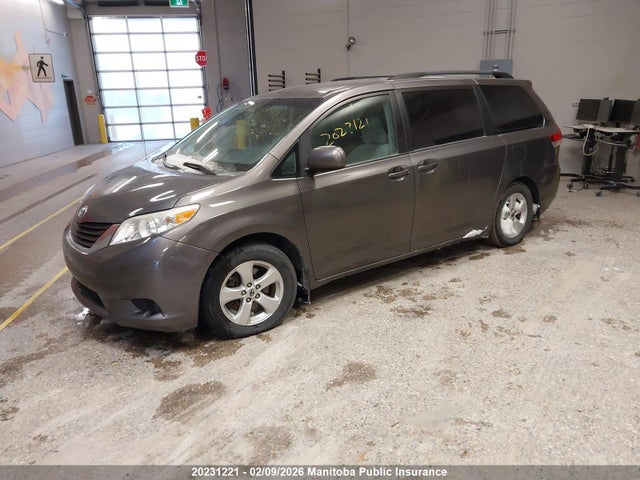 5TDKK3DC5ES421435 Toyota Sienna Le V6