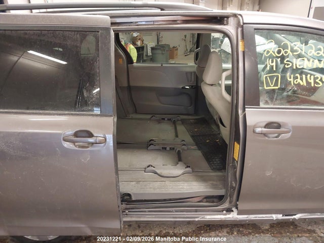 5TDKK3DC5ES421435 Toyota Sienna Le V6