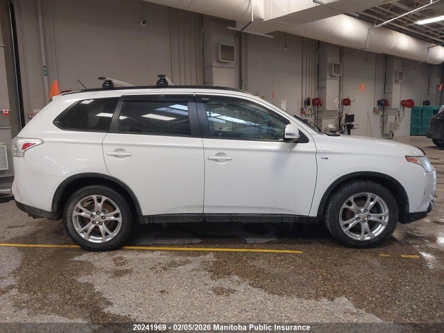 JA4JZ3AX2FZ602453 Mitsubishi Outlander Se