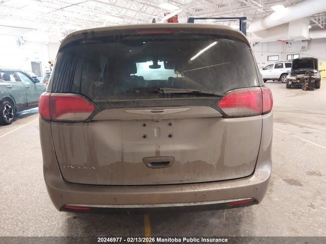 Chrysler Pacifica Limited 2017 2C4RC1EG9HR633091 Image 16