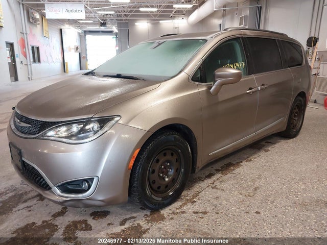 Chrysler Pacifica Limited 2017 2C4RC1EG9HR633091 Image 2