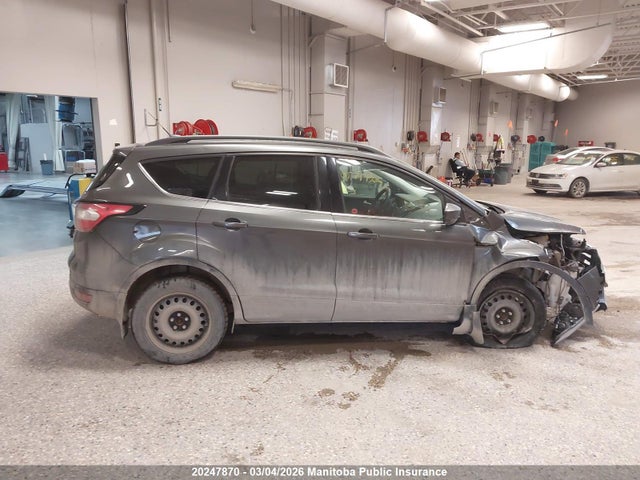 1FMCU9GD0JUA14212 Ford ESCAPE SE