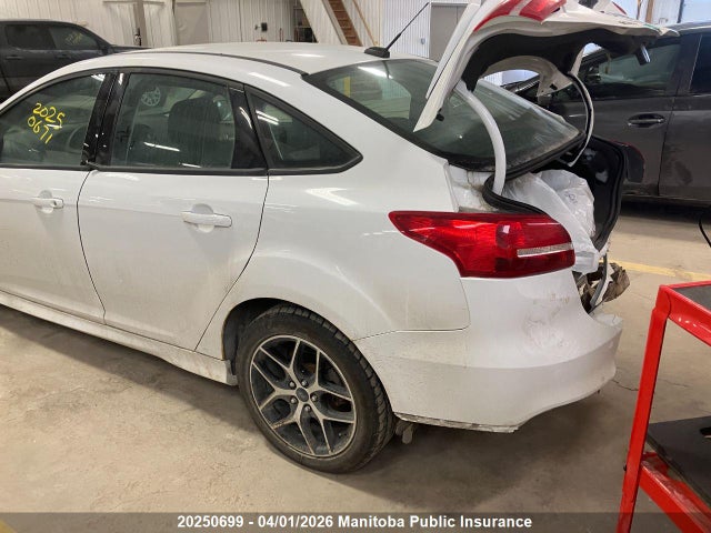 20250699 :رقم المزاد ، 1FADP3F2XFL272219 vin ، 2015 Ford Focus Se مزاد بيع
