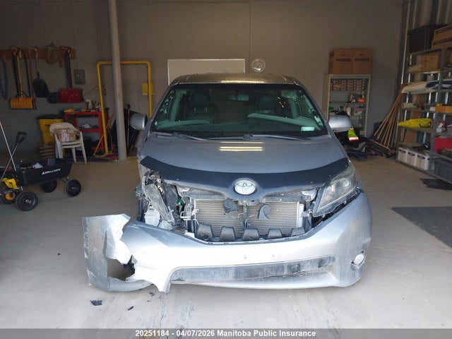 5TDXK3DC9FS645556 Toyota Sienna Se V6