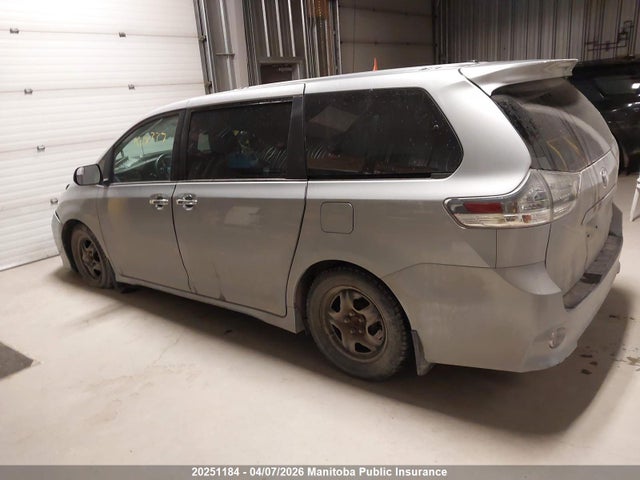 5TDXK3DC9FS645556 Toyota Sienna Se V6