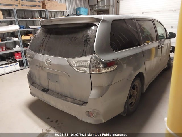 5TDXK3DC9FS645556 Toyota Sienna Se V6