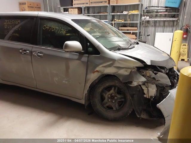 5TDXK3DC9FS645556 Toyota Sienna Se V6