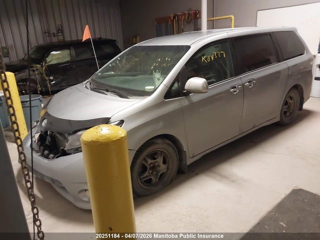 5TDXK3DC9FS645556 Toyota Sienna Se V6