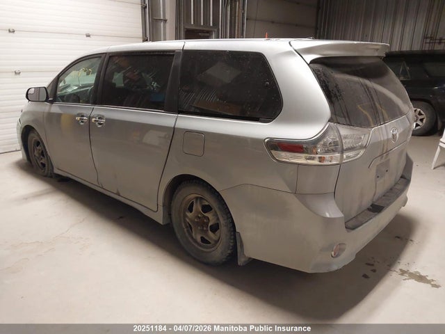 5TDXK3DC9FS645556 Toyota Sienna Se V6