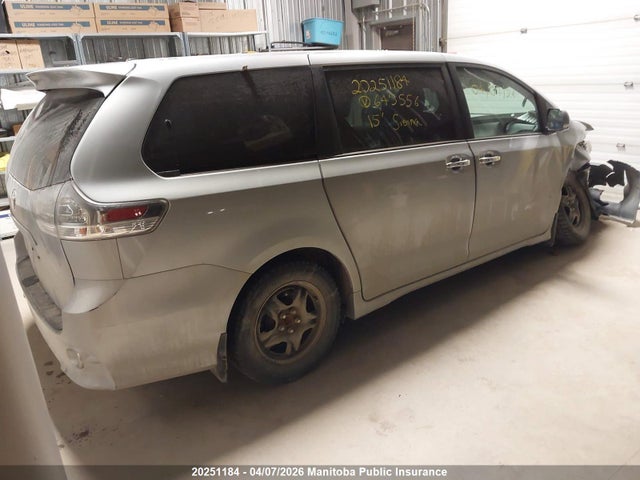5TDXK3DC9FS645556 Toyota Sienna Se V6