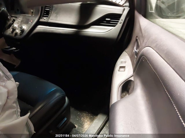 5TDXK3DC9FS645556 Toyota Sienna Se V6