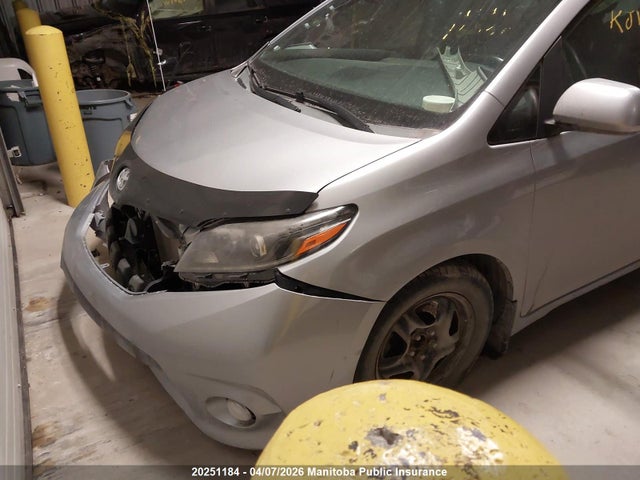5TDXK3DC9FS645556 Toyota Sienna Se V6
