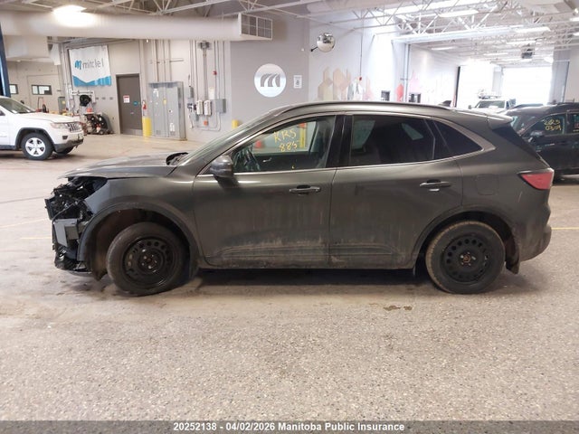 20252138 :رقم المزاد ، 1FMCU9DZ5LUC60014 vin ، 2020 Ford Escape Titanium Hybrid مزاد بيع