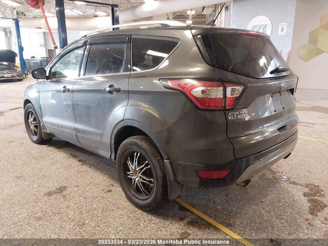 1FMCU9J93JUB17905 Ford Escape Titanium