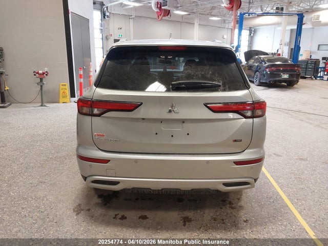 JA4J4VA87RZ621636 Mitsubishi Outlander Le