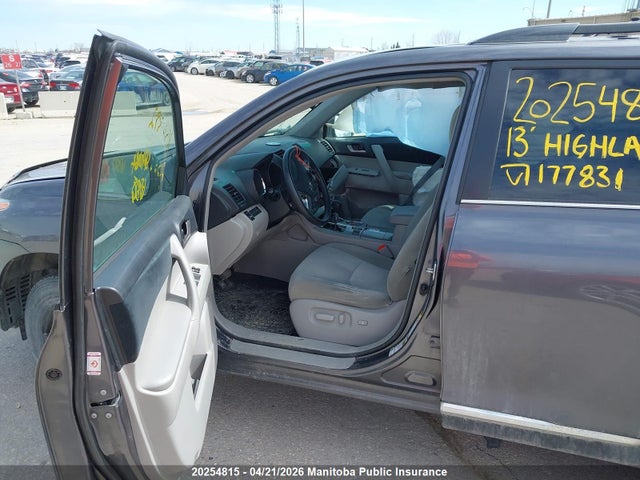 2013 Toyota Highlander V6 მანქანა იყიდება აუქციონზე, vin: 5TDBK3EH7DS177831, აუქციონის ნომერი: 20254815