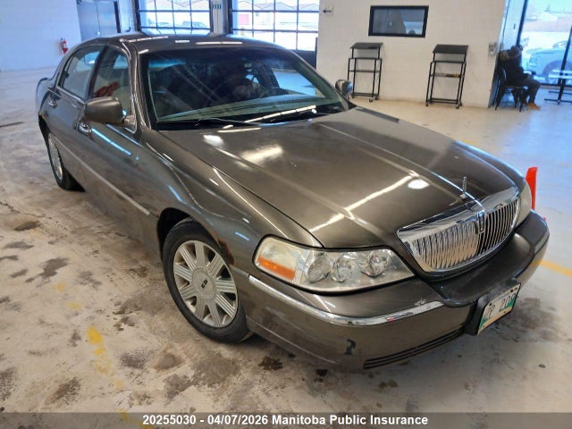 2004 Lincoln Town Car Ultimate მანქანა იყიდება აუქციონზე, vin: 1LNHM83WX4Y678683, აუქციონის ნომერი: 20255030