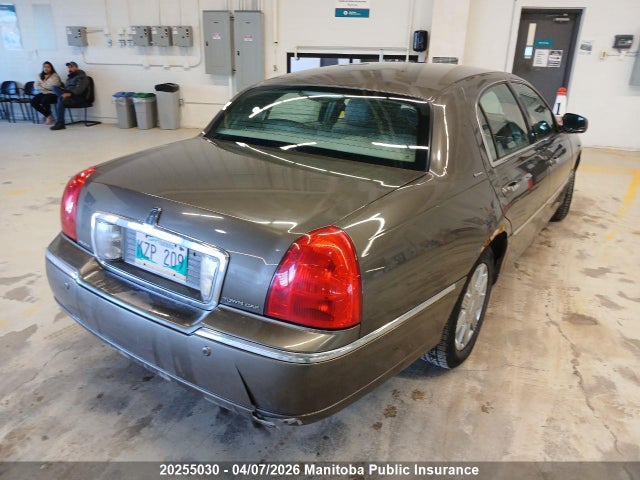 Продажа на аукционе авто 2004 Lincoln Town Car Ultimate, vin: 1LNHM83WX4Y678683, номер лота: 20255030