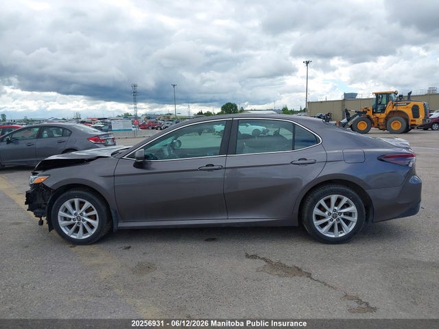 2022 Toyota Camry Le Hybrid მანქანა იყიდება აუქციონზე, vin: 4T1C31AK2NU592264, აუქციონის ნომერი: 20256931