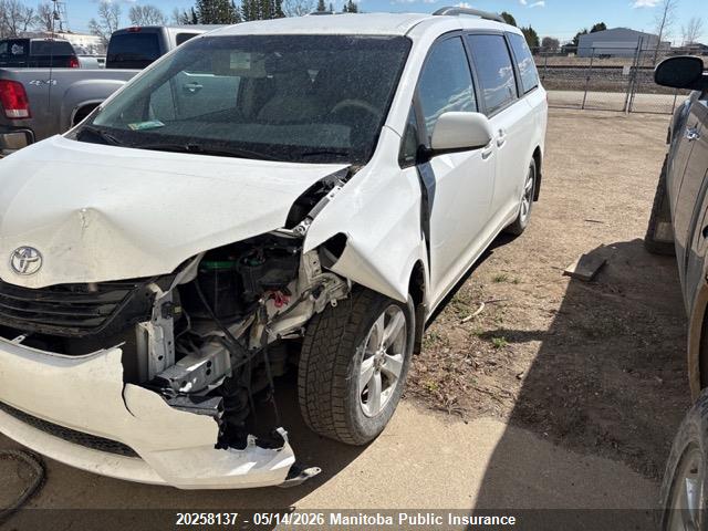20258137 :رقم المزاد ، 5TDKK3DC7CS228247 vin ، 2012 Toyota Sienna Se V6 مزاد بيع