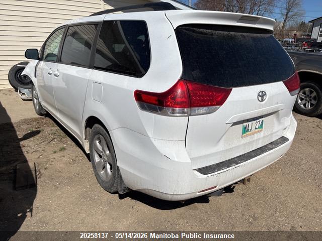 20258137 :رقم المزاد ، 5TDKK3DC7CS228247 vin ، 2012 Toyota Sienna Se V6 مزاد بيع