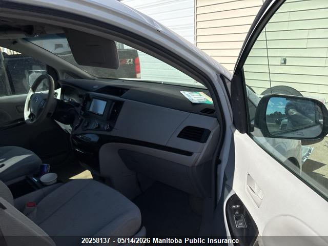 20258137 :رقم المزاد ، 5TDKK3DC7CS228247 vin ، 2012 Toyota Sienna Se V6 مزاد بيع
