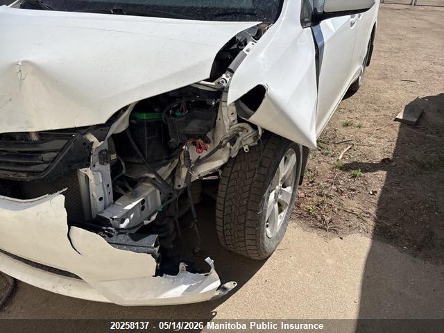 20258137 :رقم المزاد ، 5TDKK3DC7CS228247 vin ، 2012 Toyota Sienna Se V6 مزاد بيع