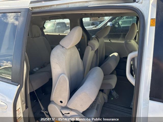 20258137 :رقم المزاد ، 5TDKK3DC7CS228247 vin ، 2012 Toyota Sienna Se V6 مزاد بيع