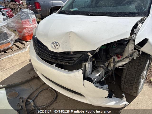 20258137 :رقم المزاد ، 5TDKK3DC7CS228247 vin ، 2012 Toyota Sienna Se V6 مزاد بيع
