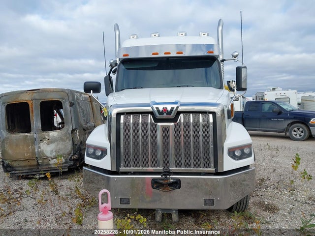 20258228 :رقم المزاد ، 5KJJBWDR0RLUR4787 vin ، 2024 Western Star 49x مزاد بيع