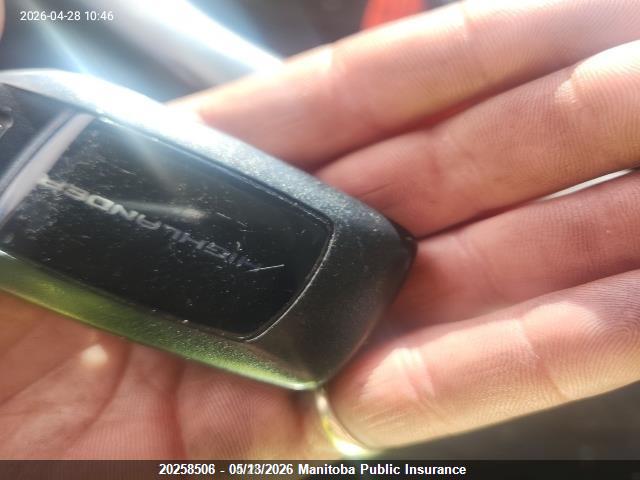 5TDKDRBH8RS560511 Toyota Highlander Xle