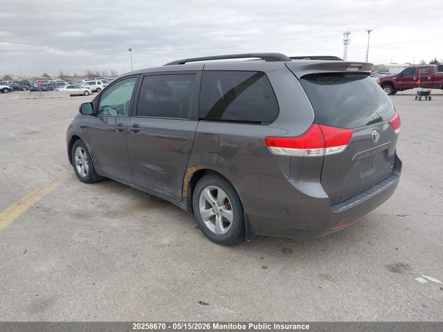 20258670 :رقم المزاد ، 5TDKK3DC9BS016481 vin ، 2011 Toyota Sienna Le V6 مزاد بيع