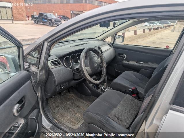 20260592 :رقم المزاد ، 3N1BC13E19L385472 vin ، 2009 Nissan Versa 1.8 S مزاد بيع
