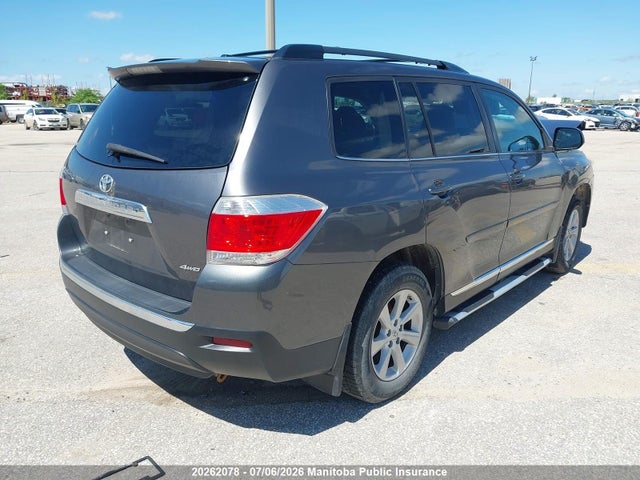 2013 Toyota Highlander V6 მანქანა იყიდება აუქციონზე, vin: 5TDBK3EH4DS271973, აუქციონის ნომერი: 20262078