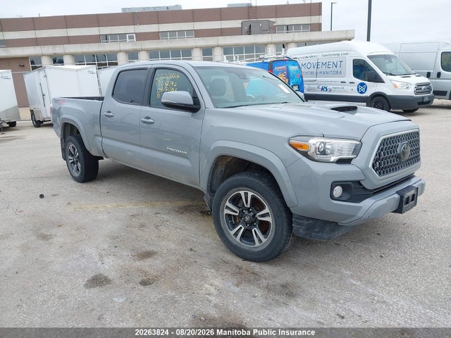 20263824 :رقم المزاد ، 5TFDZ5BN7JX032742 vin ، 2018 Toyota Tacoma Double Cab V6 مزاد بيع